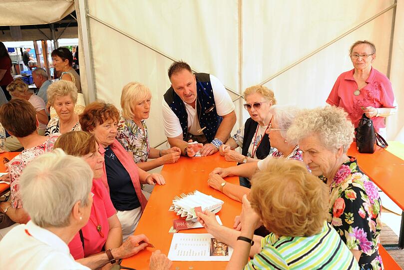 Senioren-Modenschau beim Jubiläumsfest in Berg am Laim.