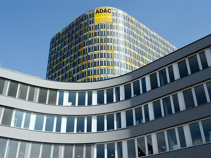 Die Fassade der Deutschland-Zentrale des ADAC. Der ADAC lässt seine millionenfach gedruckte Zeitschrift "Motorwelt" künftig als Auftragswerk vom Medienkonzern Burda produzieren und vermarkten.