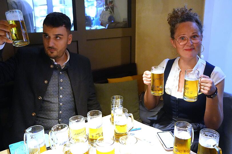 Die AZ-Wiesnreporter Niclas Vaccalluzzo und Ruth Frömmer haben die Oktoberfestbiere an dem Abend eingehend getestet und ihre jeweiligen Favoriten gekürt.