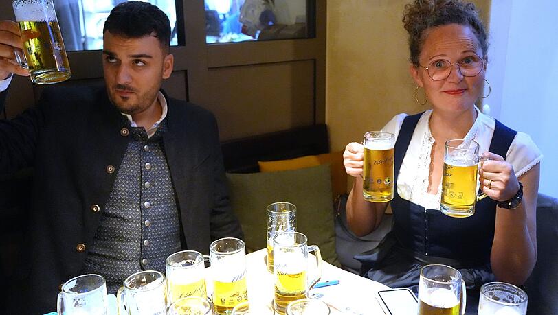 Die AZ-Wiesnreporter Niclas Vaccalluzzo und Ruth Frömmer haben die Oktoberfestbiere an dem Abend eingehend getestet und ihre jeweiligen Favoriten gekürt. Die AZ-Wiesnreporter Niclas Vaccalluzzo und Ruth Frömmer haben die Oktoberfestbiere an dem Abend eingehend getestet und ihre jeweiligen Favoriten gekürt.