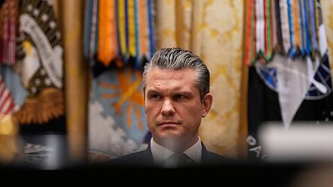 Steht wegen verschiedener Angelegenheiten in der Kritik - Pentagon-Chef Hegseth. (Archivbild)