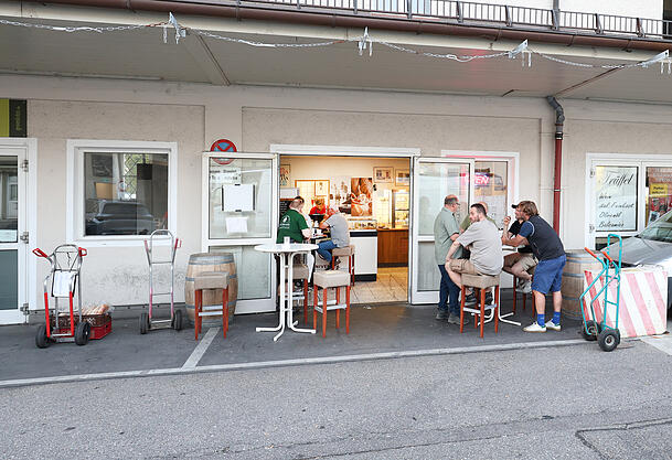 H&auml;ndler und Arbeiter treffen sich in der Caf&eacute;bar auf dem Gel&auml;nde.