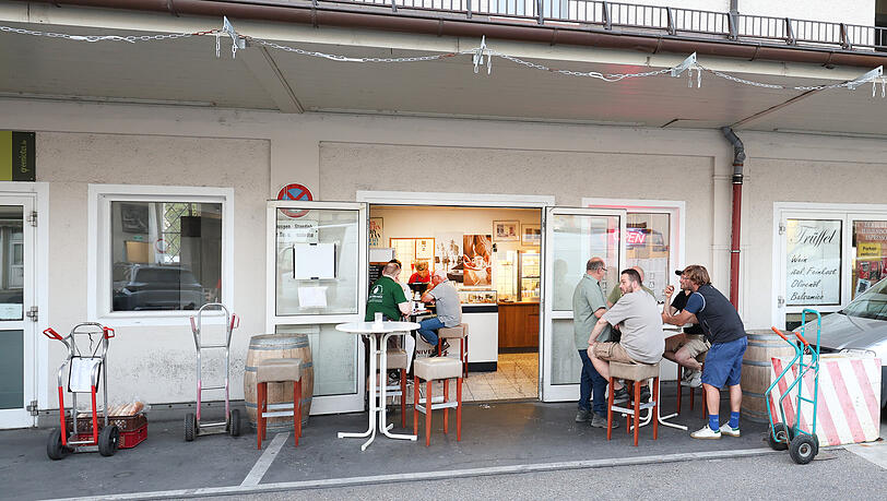 Händler und Arbeiter treffen sich in der Cafébar auf dem Gelände. Händler und Arbeiter treffen sich in der Cafébar auf dem Gelände.