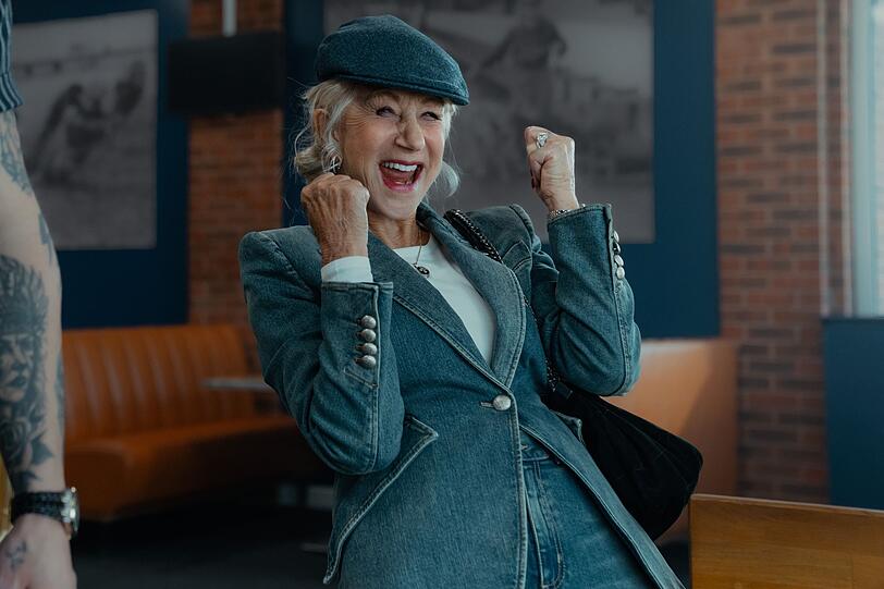 Maeve (Helen Mirren) weiß, wie man gewinnt, und sie tut alles, um das überall zu tun. Notfalls auch auf dem Rücken ihrer Familie. Maeve (Helen Mirren) weiß, wie man gewinnt, und sie tut alles, um das überall zu tun. Notfalls auch auf dem Rücken ihrer Familie.