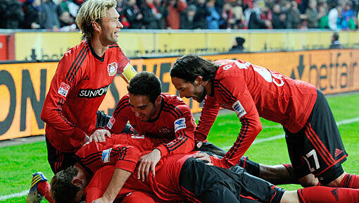 Bayer 04 Leverkusen gewinnt beim Rückrunden-Auftakt mit 3:1 gegen den FSV Frankfurt. Bayer 04 Leverkusen gewinnt beim Rückrunden-Auftakt mit 3:1 gegen den FSV Frankfurt.