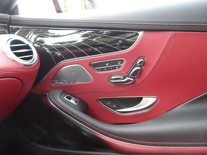 Dezent-aggressive Nase: Das neue S-Klasse Coupé schaut schon im Stand ziemlich dynamisch aus. Und es lockt mit Neigetechnik, einem superschicken Interieur, Swarowski-Kristallen im Scheinwerfer und reichlich Power.