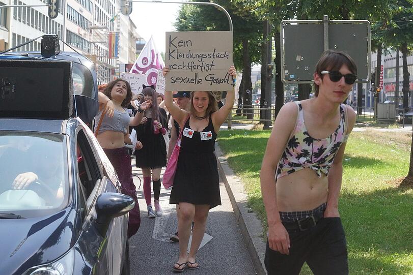 Am Samstag gingen beim "Slutwalk" hunderte Menschen auf die Straße. Er richtet sich gegen sexuelle Gewalt. Die Bilder!