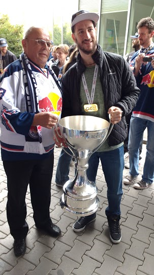 So sehen Sieger aus: Die umjubelten Jungs vom EHC beim Meister-Empfang in München.
