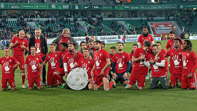 Eine Meisterschale aus Pappe half nach dem Wolfsburg-Spiel, die echte Trophäe wird erst nach dem 34. Spieltag überreicht.