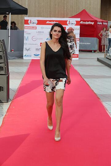 Trendige Sommerkleider oder Casual Look: Die Kandidatinnen für die Flughafen-Wildcard machen in jedem Outfit eine gute Figur.