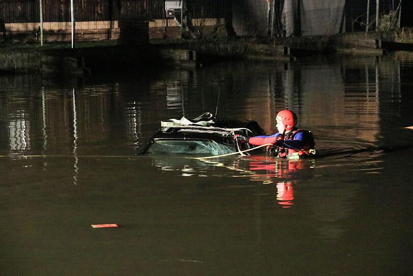 Das Auto landete mitten im Weiher. Die Bilder von dem kuriosen Unfall....