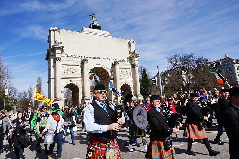 Am Sonntag marschierten bei strahlendem Sonnenschein die Teilnehmer der St.-Patricks-Day-Parade auf der Leopoldstraße in München.