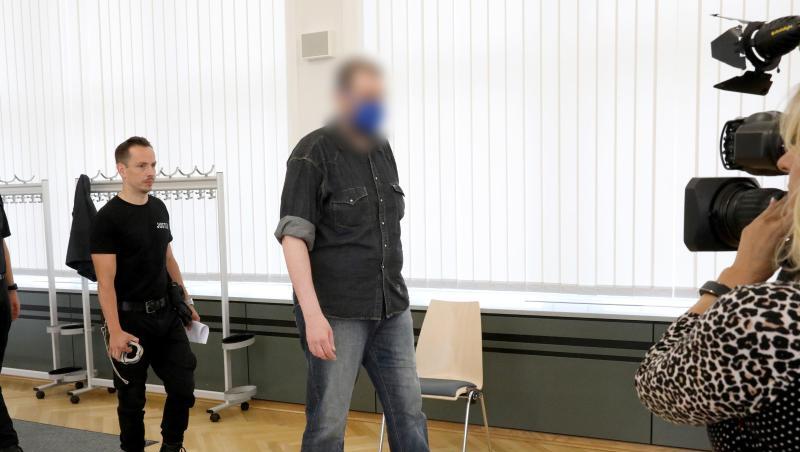 Justizmitarbeiter führen den 39-Jährigen in den Saal des Rostocker Landgerichts. Justizmitarbeiter führen den 39-Jährigen in den Saal des Rostocker Landgerichts.