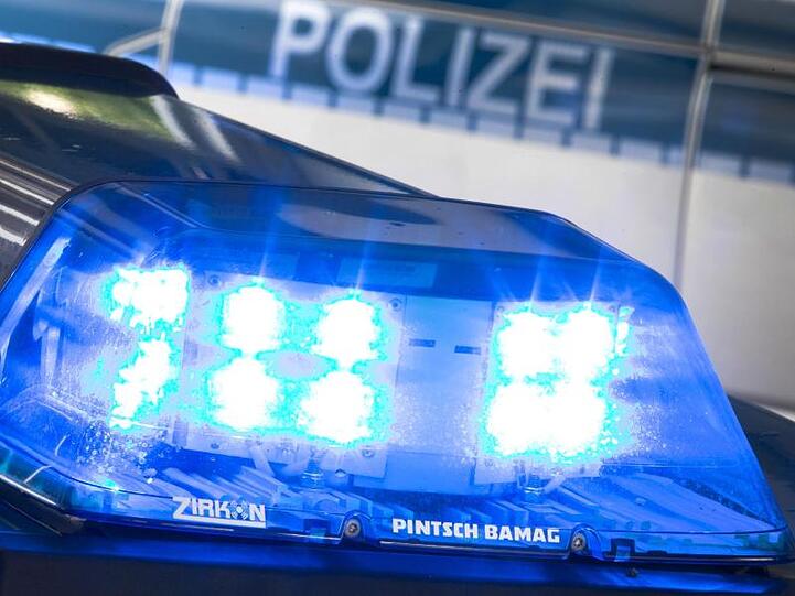 SYMBOLFOTO - Ein Blaulicht leuchtet am auf dem Dach eines Polizeiwagens. Foto: Friso Gentsch/dpa/Archivbild