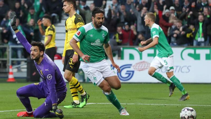Bremens Torschütze Claudio Pizarro (M) hat den Treffer zum 2:2 erzielt während BVB-Torwart Roman Bürki (l) reklamiert.