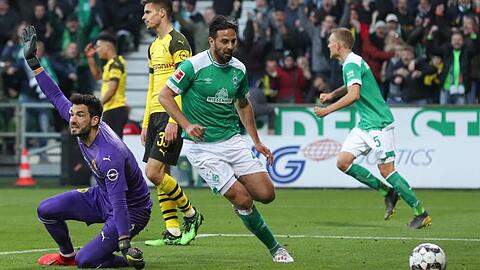 Bremens Torschütze Claudio Pizarro (M) hat den Treffer zum 2:2 erzielt während BVB-Torwart Roman Bürki (l) reklamiert.