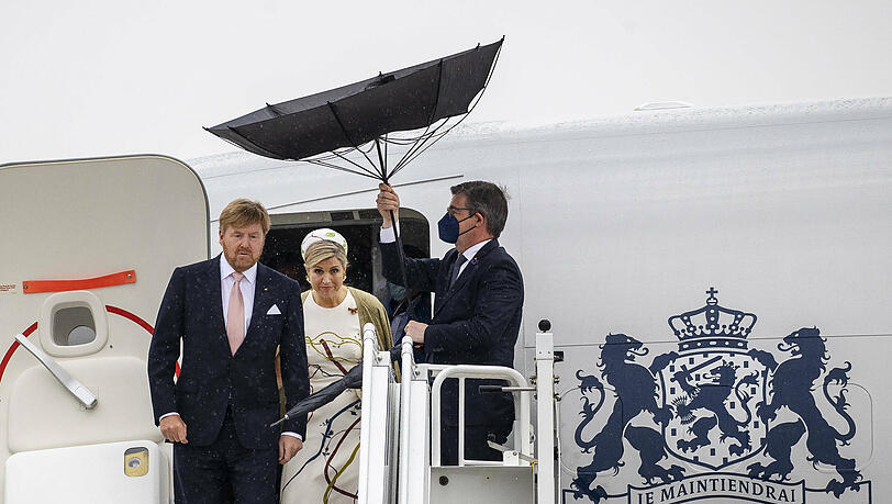 Kleine Panne bei der Begrüßung: Der Schirm für König Willem-Alexander und Königin Maxima klappt um. Kleine Panne bei der Begrüßung: Der Schirm für König Willem-Alexander und Königin Maxima klappt um.