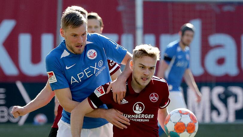 Der Hansa-Spieler Hanno Behrens (l-r) und der Nürnberger Tim Handwerker im Zweikampf.