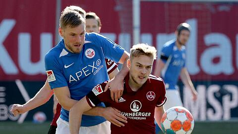 Der Hansa-Spieler Hanno Behrens (l-r) und der Nürnberger Tim Handwerker im Zweikampf.