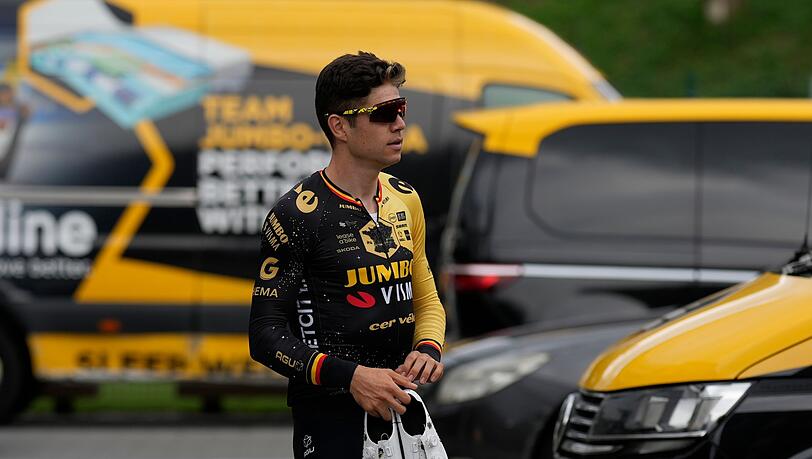 Wout Van Aert ist nach einem Massensturz operiert worden.