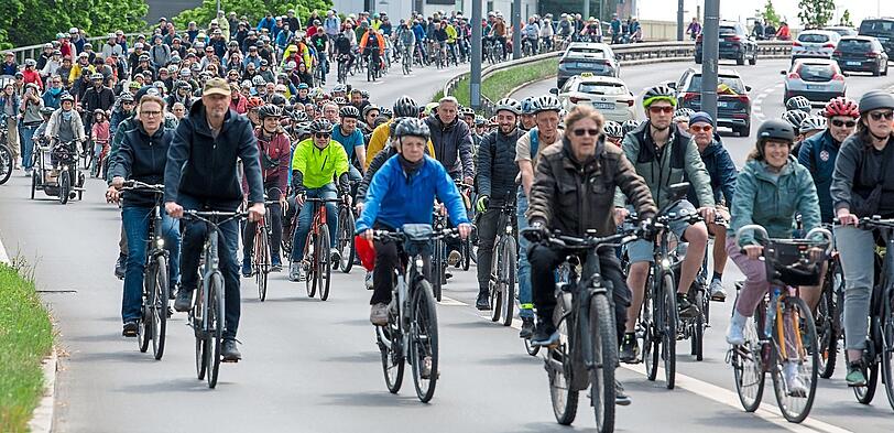 Zum Teil mit Helm, zum Teil mit Regencape: Was bei der Radsternfahrt fast alle gemeinsam haben, ist die gute Laune, mit der die Radler durch die Stadt rollen.