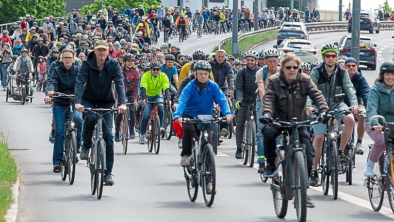 Zum Teil mit Helm, zum Teil mit Regencape: Was bei der Radsternfahrt fast alle gemeinsam haben, ist die gute Laune, mit der die Radler durch die Stadt rollen. Zum Teil mit Helm, zum Teil mit Regencape: Was bei der Radsternfahrt fast alle gemeinsam haben, ist die gute Laune, mit der die Radler durch die Stadt rollen.