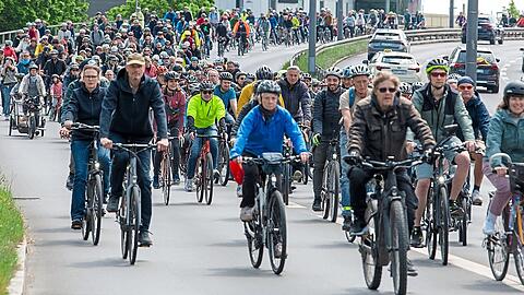 Zum Teil mit Helm, zum Teil mit Regencape: Was bei der Radsternfahrt fast alle gemeinsam haben, ist die gute Laune, mit der die Radler durch die Stadt rollen.