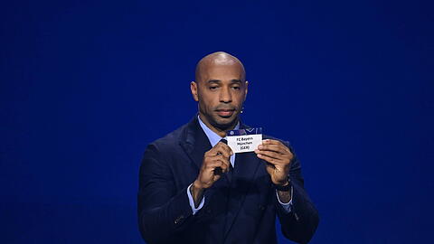 Thierry Henry zieht bei der Auslosung der Champions-League-Gruppenphase den FC Bayern.