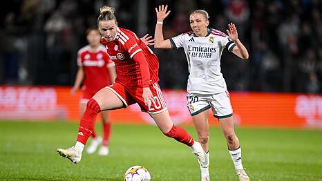 Duell zweier DFB-Nationalspielerinnen: Bayerns Kett (links) und Madrids Sen&szlig;.