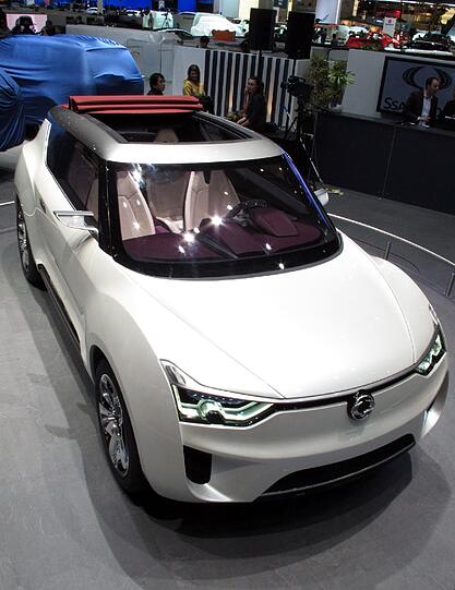 Dann zeigt die Automobilindustrie dort rund 180 Welt- und Europapremieren. Darunter befinden sich auch eher abgefahrene Fabrikate, wie das noch unfertige Crossover-Cabrio von SsangYong.