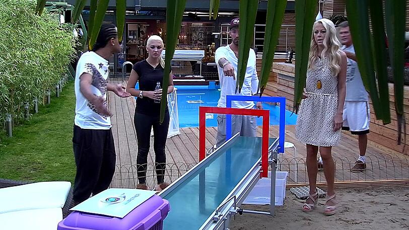 Während ihrer 24-Stunden-Tagesaufgabe ziehen drei neue Bewohner in das &bdquo;Promi Big Brother&ldquo;-Haus.