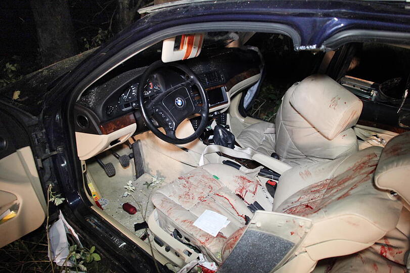 Zwei junge Männer (23 und 24 Jahre alt) rasen in Vilsbiburg in den Tod: Ihr Wagen war von der Straße abgekommen und dann gegen mehrere Bäume geprallt. Die Bilder vom Unfall.