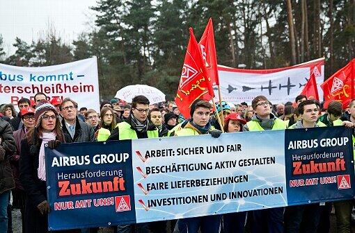 Beschäftigte von Cassidian, einer Tochtergesellschaft des Luft- und Raumfahrtkonzerns EADS, protestieren am 28.11.2013 vor dem Werk in Manching (Bayern) gegen einen geplanten Stellenabbau.
