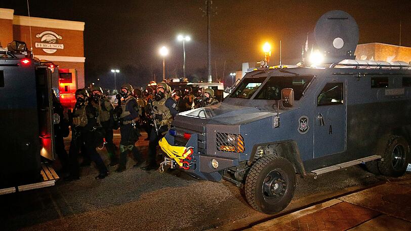 Ferguson steht in Flammen. Die Polizei geht mit Tränengas gegen die Demonstranten vor. Die Bilder aus Ferguson.