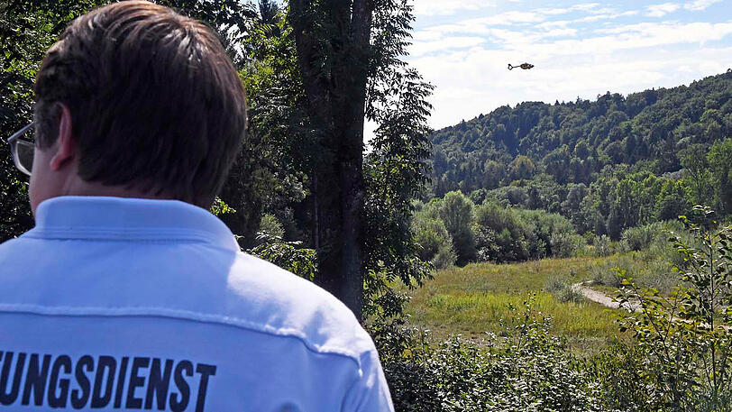 Dutzende Rettungskräfte und zwei Hubschrauber waren im Einsatz, um bei Straßlach fünf Personen und zwei Hunde aus der Isar zu retten. Die Bilder.