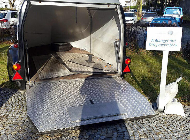 Die Drogen wurden unter anderem in diesem Anhänger mit Geheimversteck geschmuggelt.