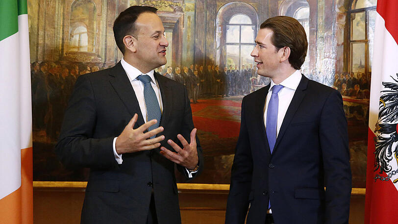 Leo Varadkar, Ministerpräsident von Irland (l), trifft Sebastian Kurz, Bundeskanzler von Österreich, im Wiener Bundeskanzleramt. Der irische Ministerpräsident nimmt auf Einladung von Kurz mit seinem Partner Matthew Barrett am Wiener Opernball teil.