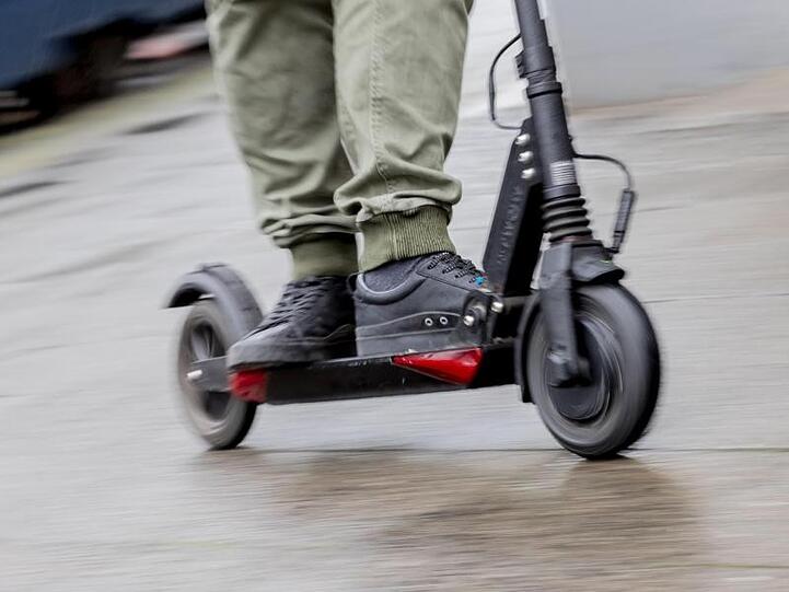 E-Scooter, auch E-Tretroller oder Elektro-Tretroller genannt, gehören bereits in vielen Städten der Welt zum Verkehrsbild.