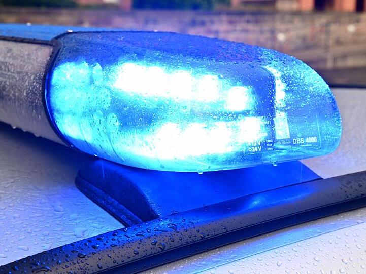 Ein Streifenwagen der Polizei steht mit eingeschaltetem Blaulicht. Foto: Carsten Rehder/dpa/Symbolbild