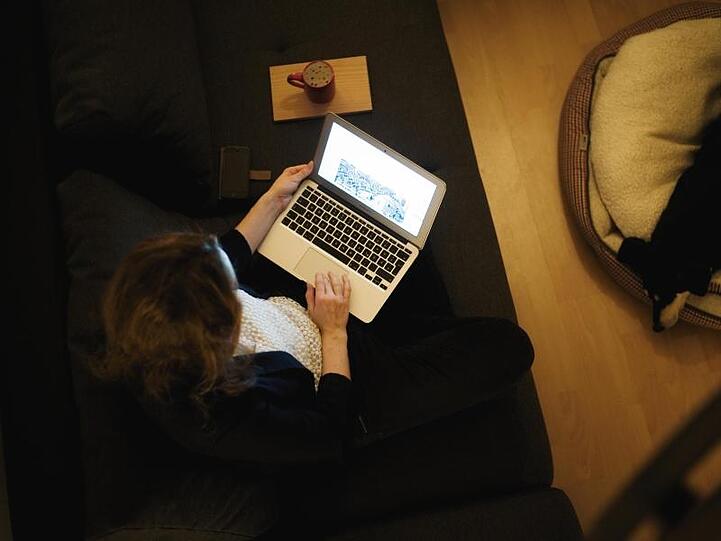 Auf der Couch in der eigenen Wohnung sitzen und arbeiten - in den meisten Unternehmen bleibt Homeoffice noch immer die Ausnahme.