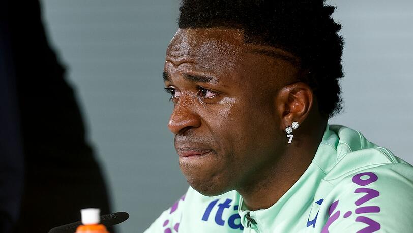 Der brasilianische Nationalspieler Vinicius Junior brach während einer Pressekonferenz in Tränen aus. Der brasilianische Nationalspieler Vinicius Junior brach während einer Pressekonferenz in Tränen aus.