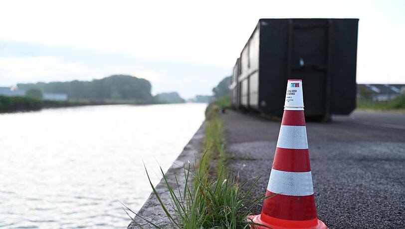 Ein Wasserfleck auf dem Pier markiert den Ort, an dem das Auto nach der Bergung aus dem Kanal abgestellt wurde.