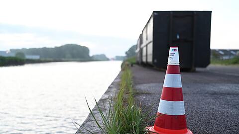 Ein Wasserfleck auf dem Pier markiert den Ort, an dem das Auto nach der Bergung aus dem Kanal abgestellt wurde.