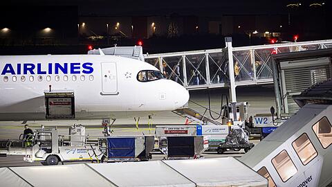 Anfangs buchte die schwarz-rote Bundesregierung nur Pl&auml;tze auf Linienfl&uuml;gen f&uuml;r die Afghaninnen und Afghanen. Inzwischen werden auch Charterflugzeuge eingesetzt. (Archivfoto)