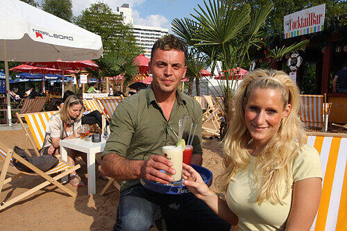 Urlaubs-Feeling am Wöhrder See: Geschäftsführer Vali serviert Melanie einen exotischen Cocktail.