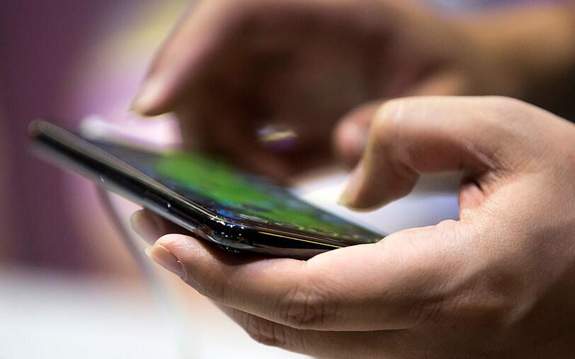 Immer mehr Menschen leiden unter sogenannter "Technoference", was von den Worten "interference of technology" stammt. Es meint eine Störung unseres Soziallebens durch Technologie, wie etwa dem Handy. Diese dauernde Unterbrechung hat letztlich einen negativen Einfluss auf unsere Beziehungen. Immer mehr Menschen leiden unter sogenannter "Technoference", was von den Worten "interference of technology" stammt. Es meint eine Störung unseres Soziallebens durch Technologie, wie etwa dem Handy. Diese dauernde Unterbrechung hat letztlich einen negativen Einfluss auf unsere Beziehungen.