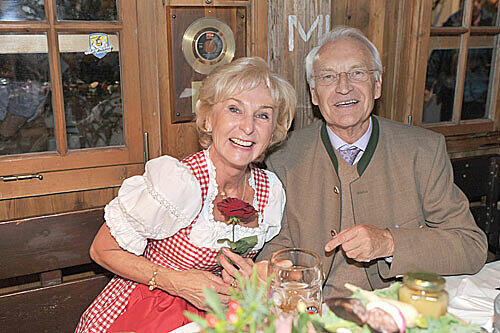 Mit Rose: Ob Edmund und Stoiber das Blümchen seiner Ehefrau Karin vor dem Besuch im Käfer "geschossen" hat?