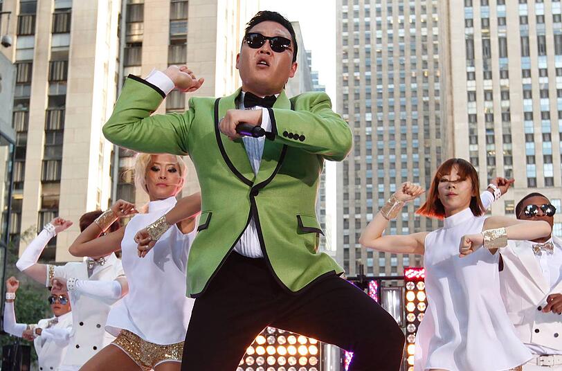 Ein Tanz, der die Welt erobert: Der südkoreanische Rapper Psy hat mit "Gangnam Style" im Oktober nicht nur einen ultimativen Partyhit geschaffen, sondern mit den absurden Tanzschritten aus dem Video auch Größen der Weltöffentlichkeit zum Mittanzen bewegt, etwa UN-Generalsekretär Ban Ki Moon.