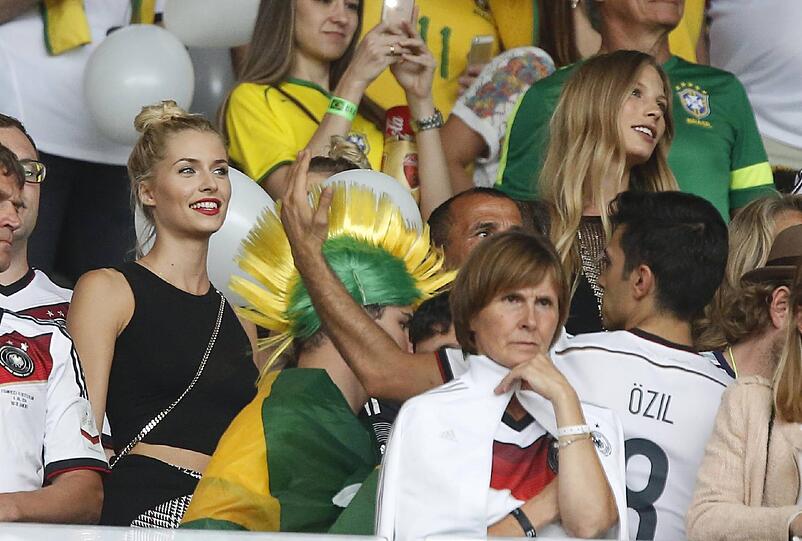 Lena Gercke, Sarah Brandner, Cathy Fischer. Sehen Sie hier, wie die besseren Hälften unserer DFB-Kicker das 7:1 gegen Brasilien miterlebt haben.
