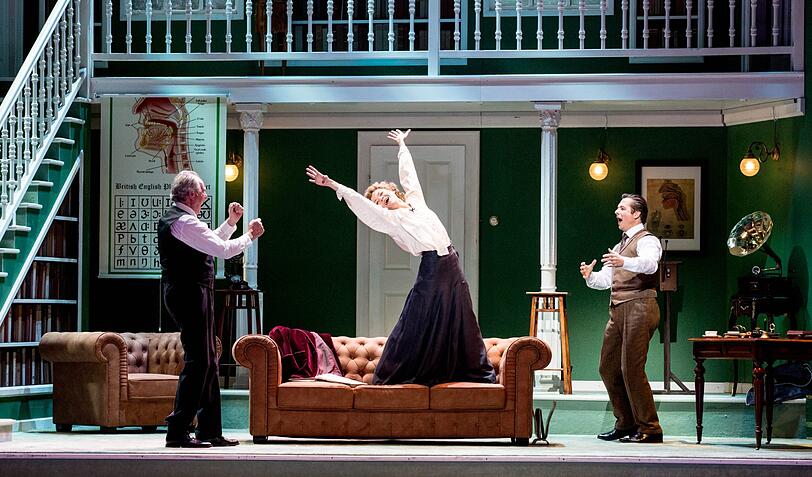Großes Komödianten-Theater: Friedrich von Thun (Oberst Pickering), Nadine Zeintl (Eliza) und Michael Dangl (Professor Higgins) in &bdquo;My Fair Lady&ldquo;.